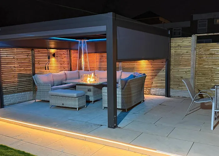 5 Bed Town House Within City Centre And Sleeps Up To 11 With Sky And Netflix