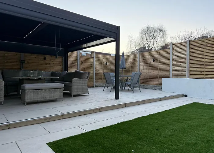 5 Bed Town House Within City Centre And Sleeps Up To 11 With Sky And Netflix