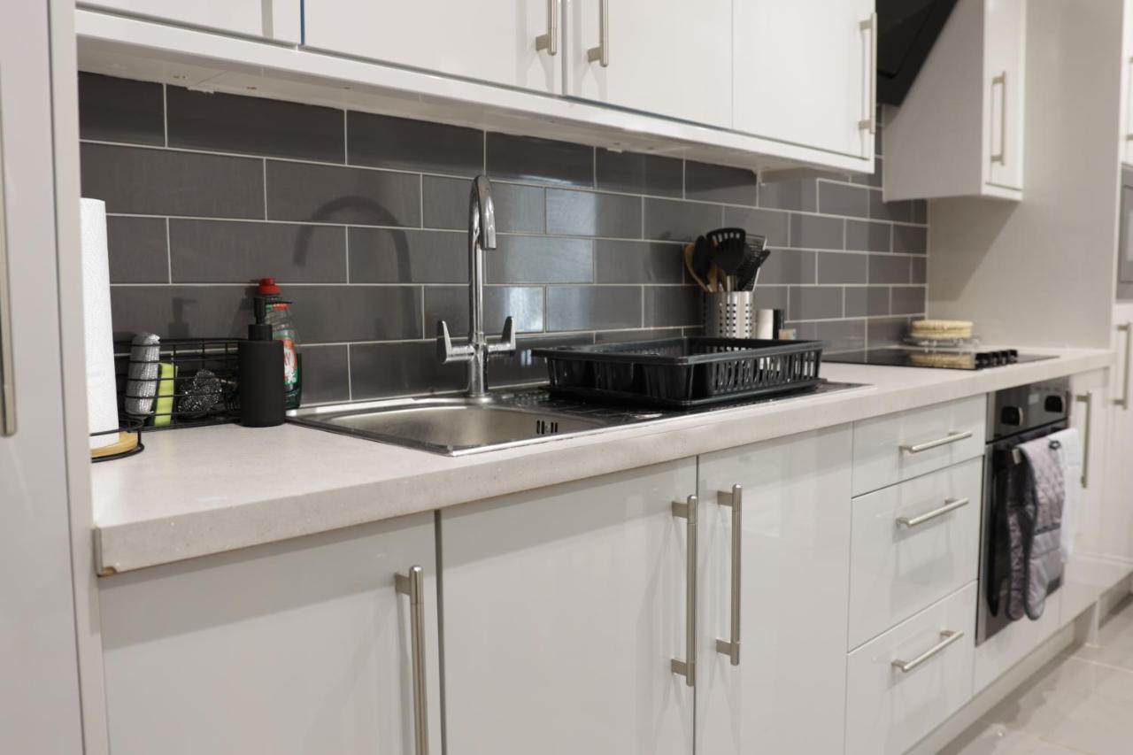 5 Bed Town House Within Centre And Sleeps Up To 11 With Sky And Netflix *
