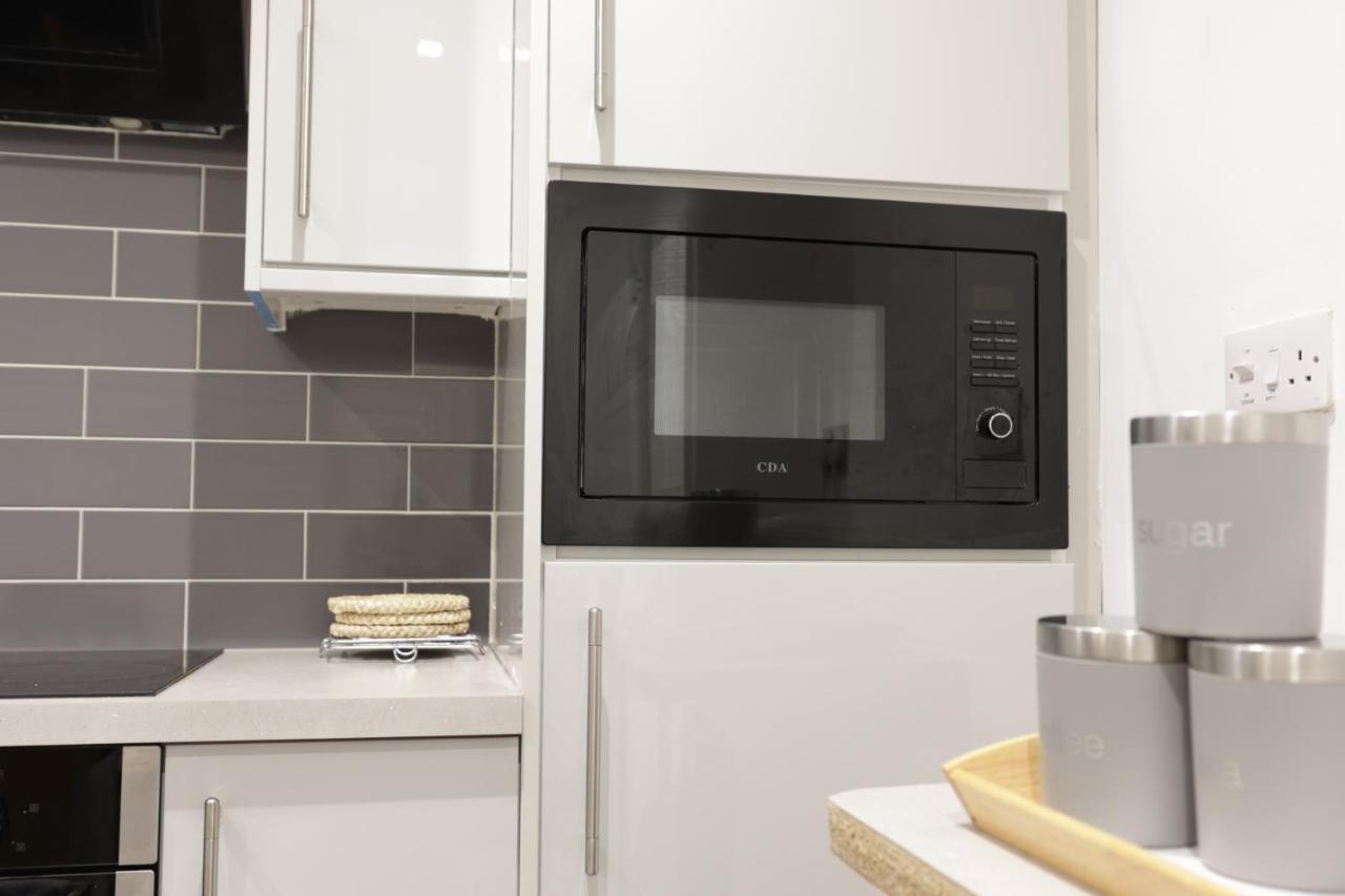 5 Bed Town House Within Centre And Sleeps Up To 11 With Sky And Netflix Apartment