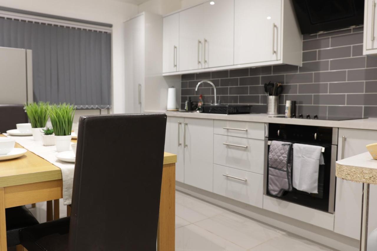 5 Bed Town House Within Centre And Sleeps Up To 11 With Sky And Netflix Apartment *