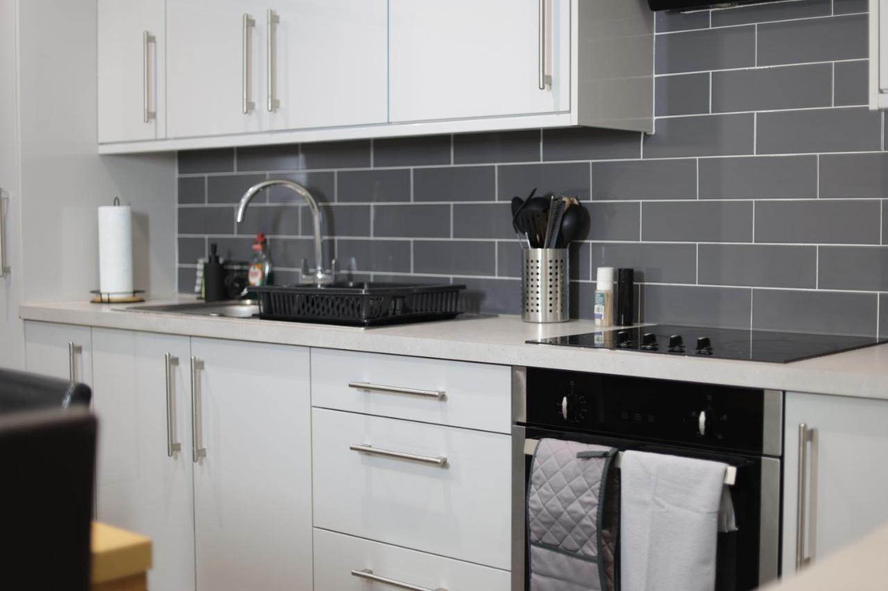 5 Bed Town House Within Centre And Sleeps Up To 11 With Sky And Netflix