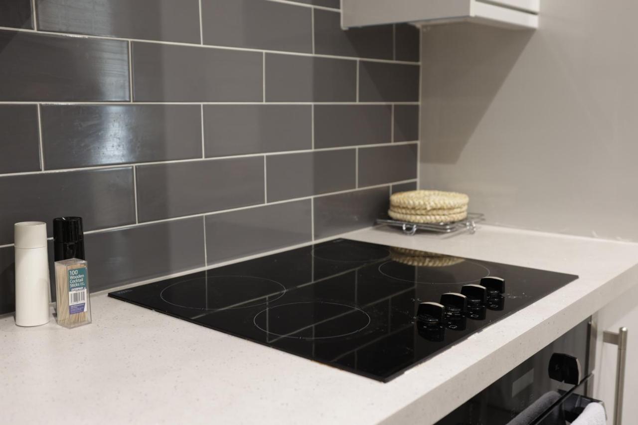 5 Bed Town House Within Centre And Sleeps Up To 11 With Sky And Netflix
