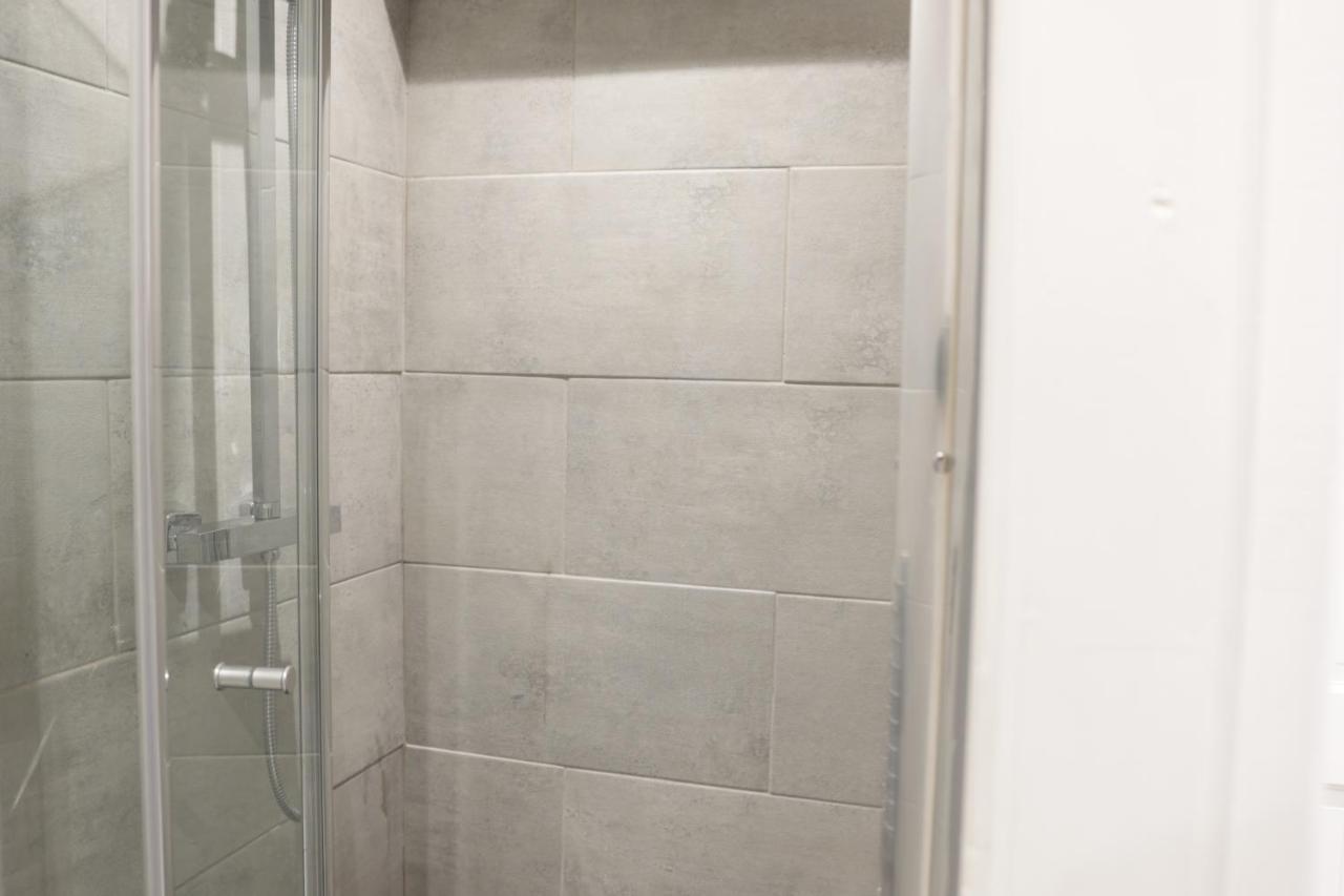 Apartment 5 Bed Town House Within Centre And Sleeps Up To 11 With Sky And Netflix