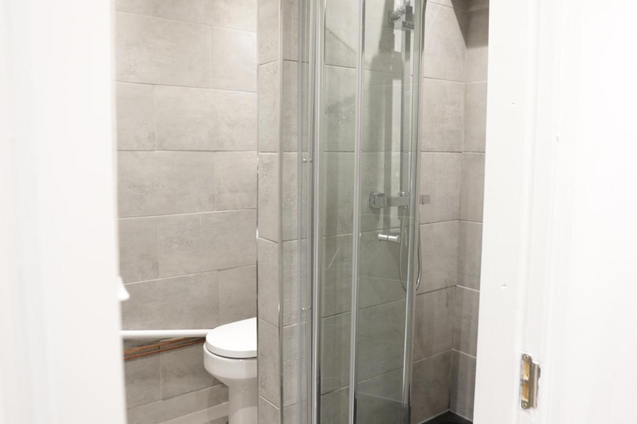 5 Bed Town House Within Centre And Sleeps Up To 11 With Sky And Netflix Apartment *