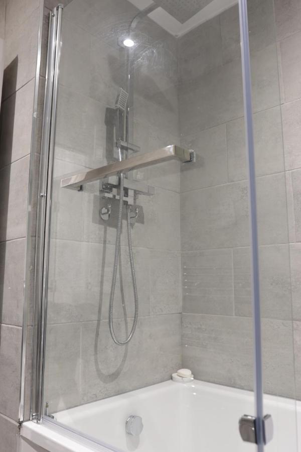 5 Bed Town House Within Centre And Sleeps Up To 11 With Sky And Netflix Apartment