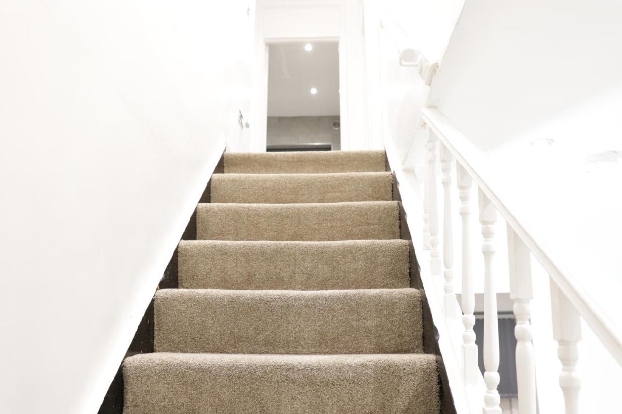 5 Bed Town House Within Centre And Sleeps Up To 11 With Sky And Netflix * Birmingham