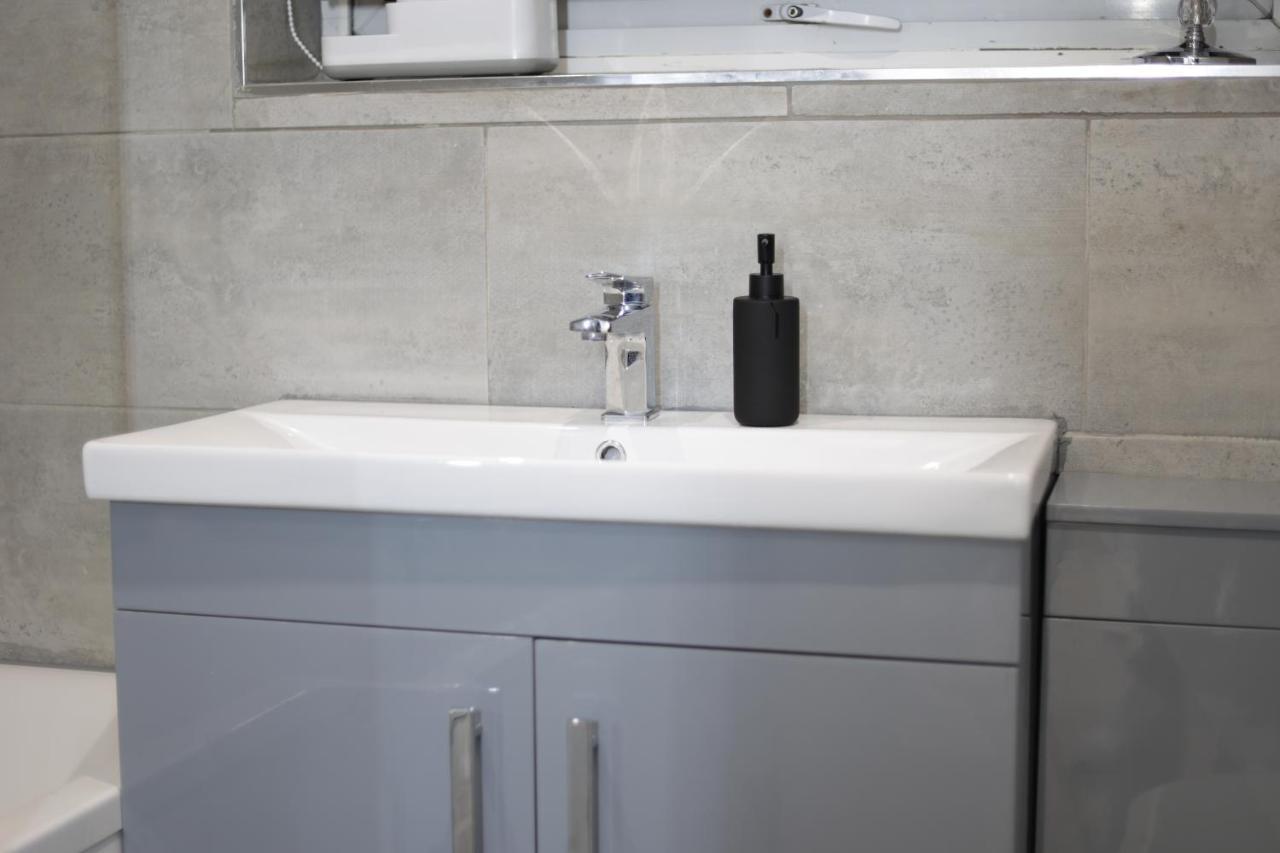 Apartment 5 Bed Town House Within Centre And Sleeps Up To 11 With Sky And Netflix