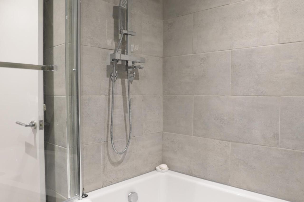 5 Bed Town House Within Centre And Sleeps Up To 11 With Sky And Netflix * Birmingham
