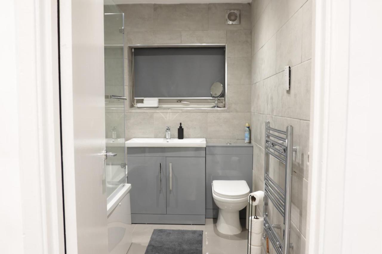 5 Bed Town House Within Centre And Sleeps Up To 11 With Sky And Netflix Apartment *