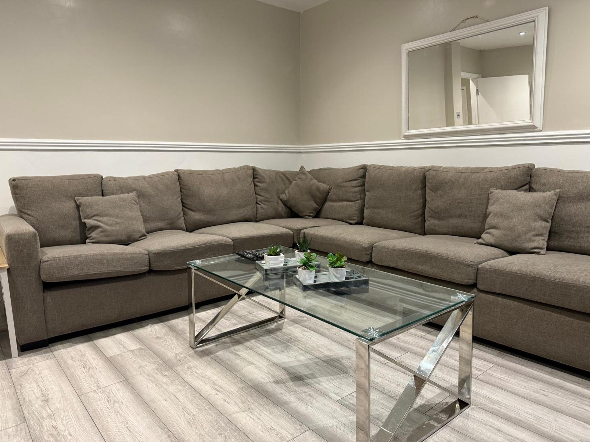 5 Bed Town House Within Centre And Sleeps Up To 11 With Sky And Netflix Apartment