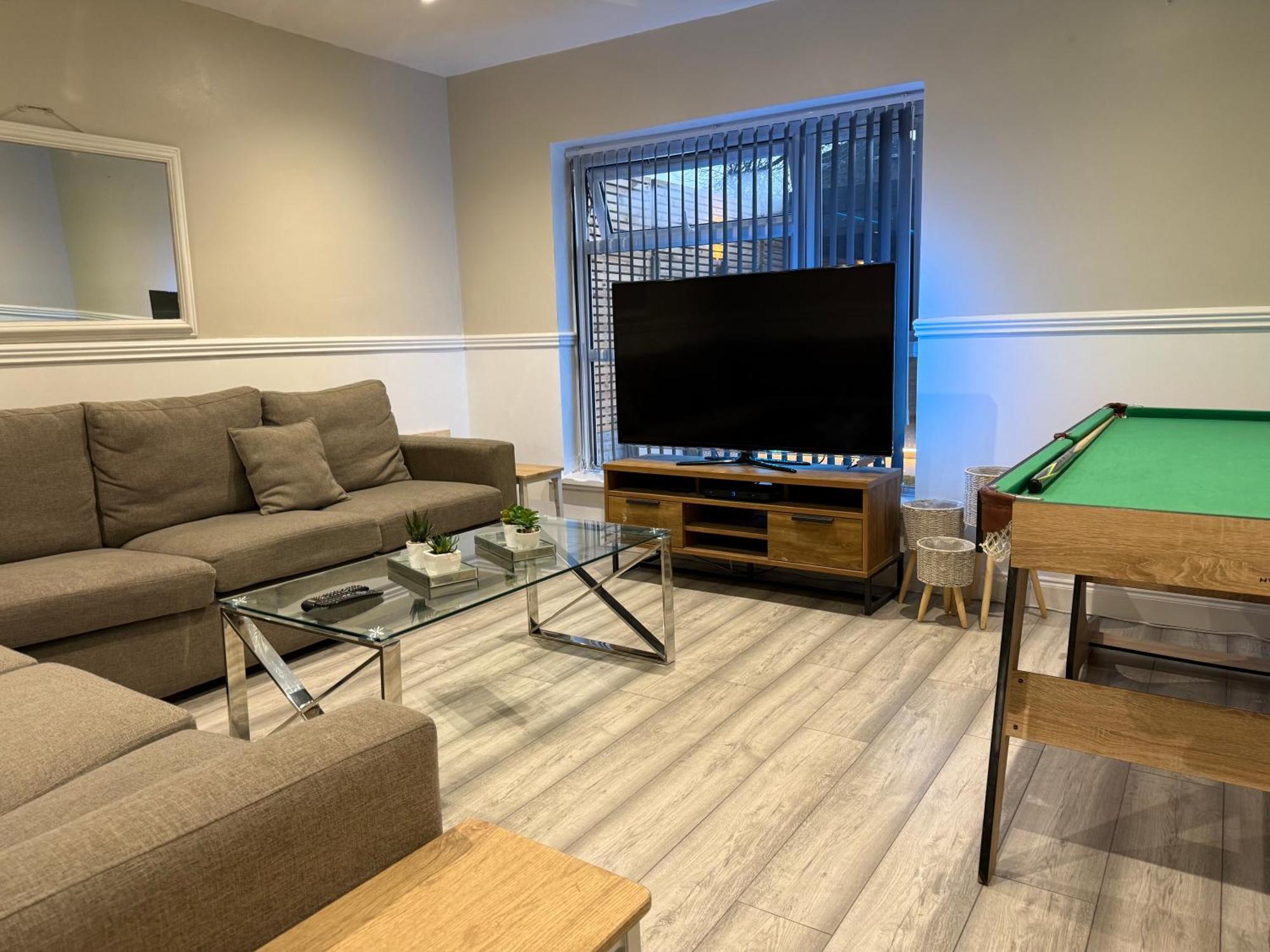 Apartment 5 Bed Town House Within Centre And Sleeps Up To 11 With Sky And Netflix