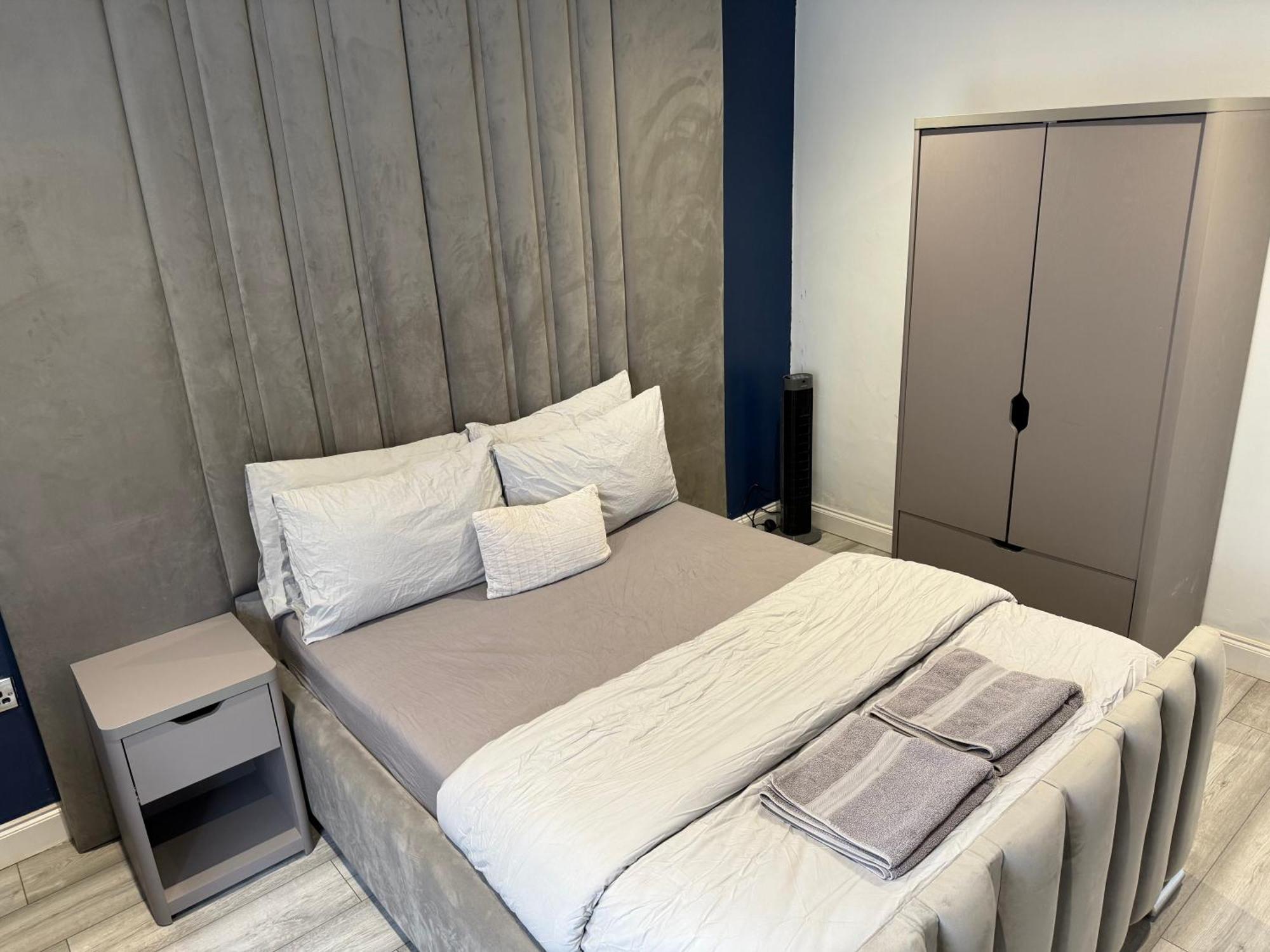 5 Bed Town House Within Centre And Sleeps Up To 11 With Sky And Netflix *