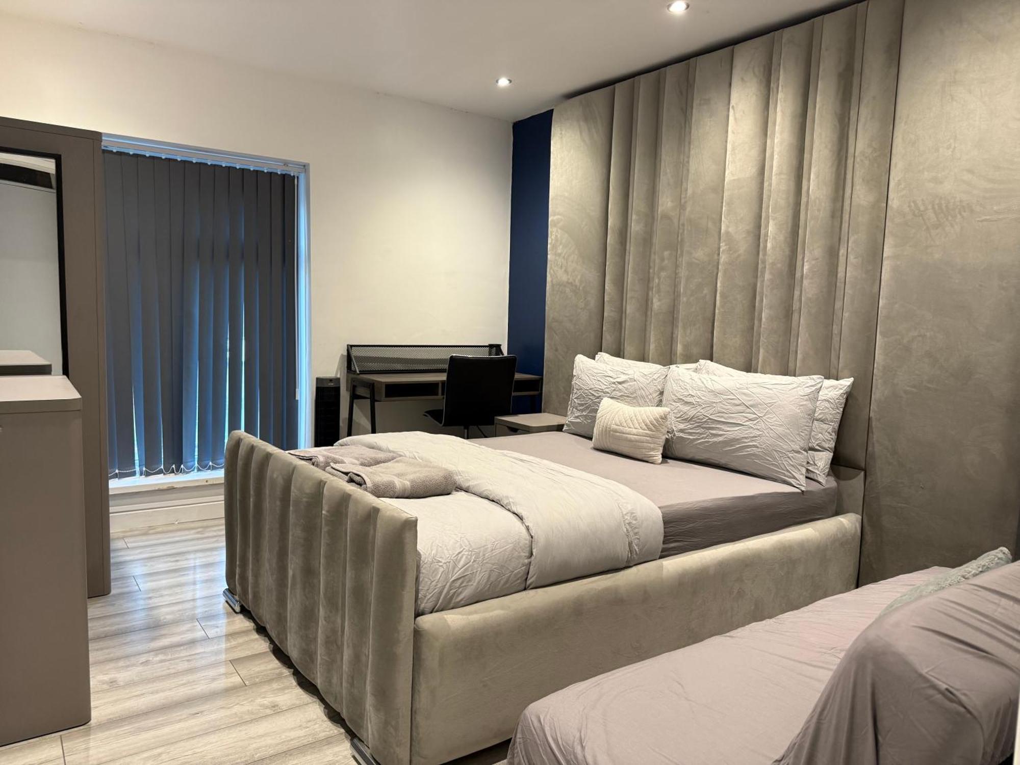 5 Bed Town House Within Centre And Sleeps Up To 11 With Sky And Netflix