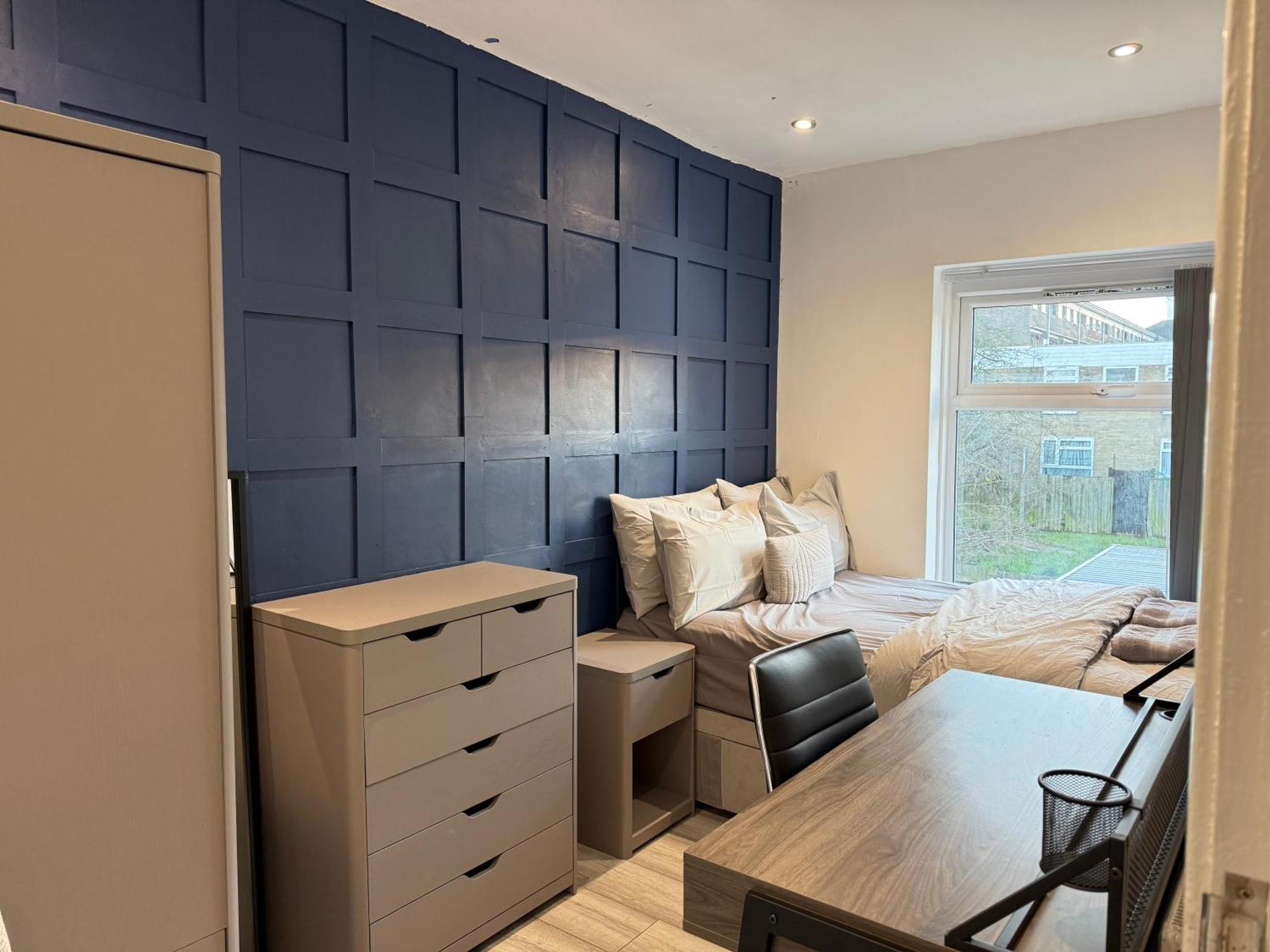 5 Bed Town House Within Centre And Sleeps Up To 11 With Sky And Netflix Apartment