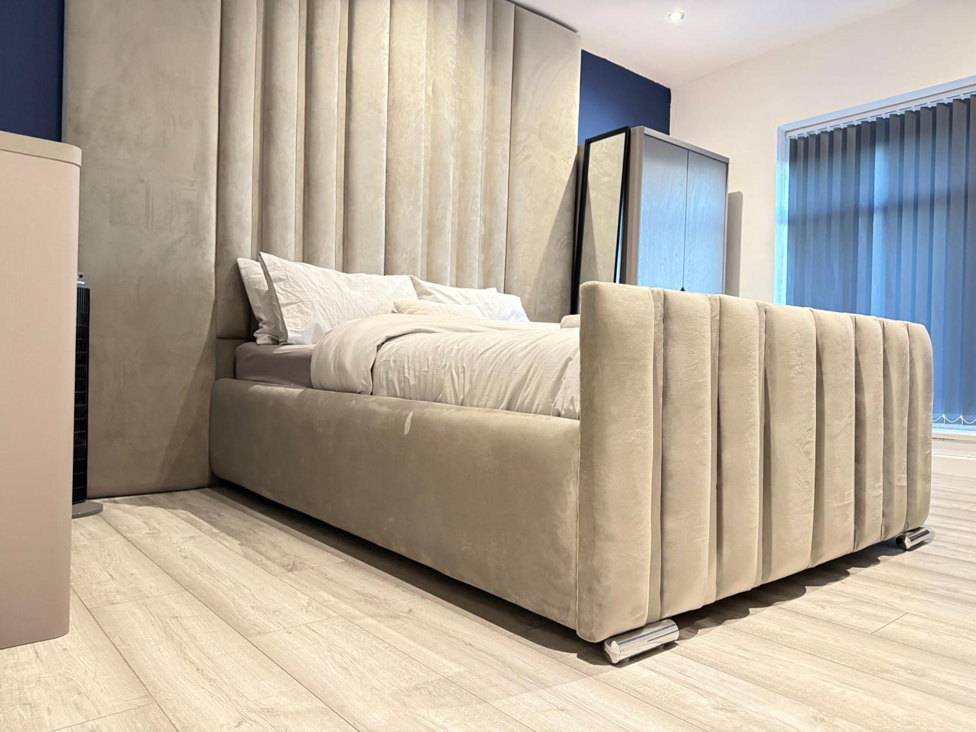 5 Bed Town House Within Centre And Sleeps Up To 11 With Sky And Netflix Apartment *