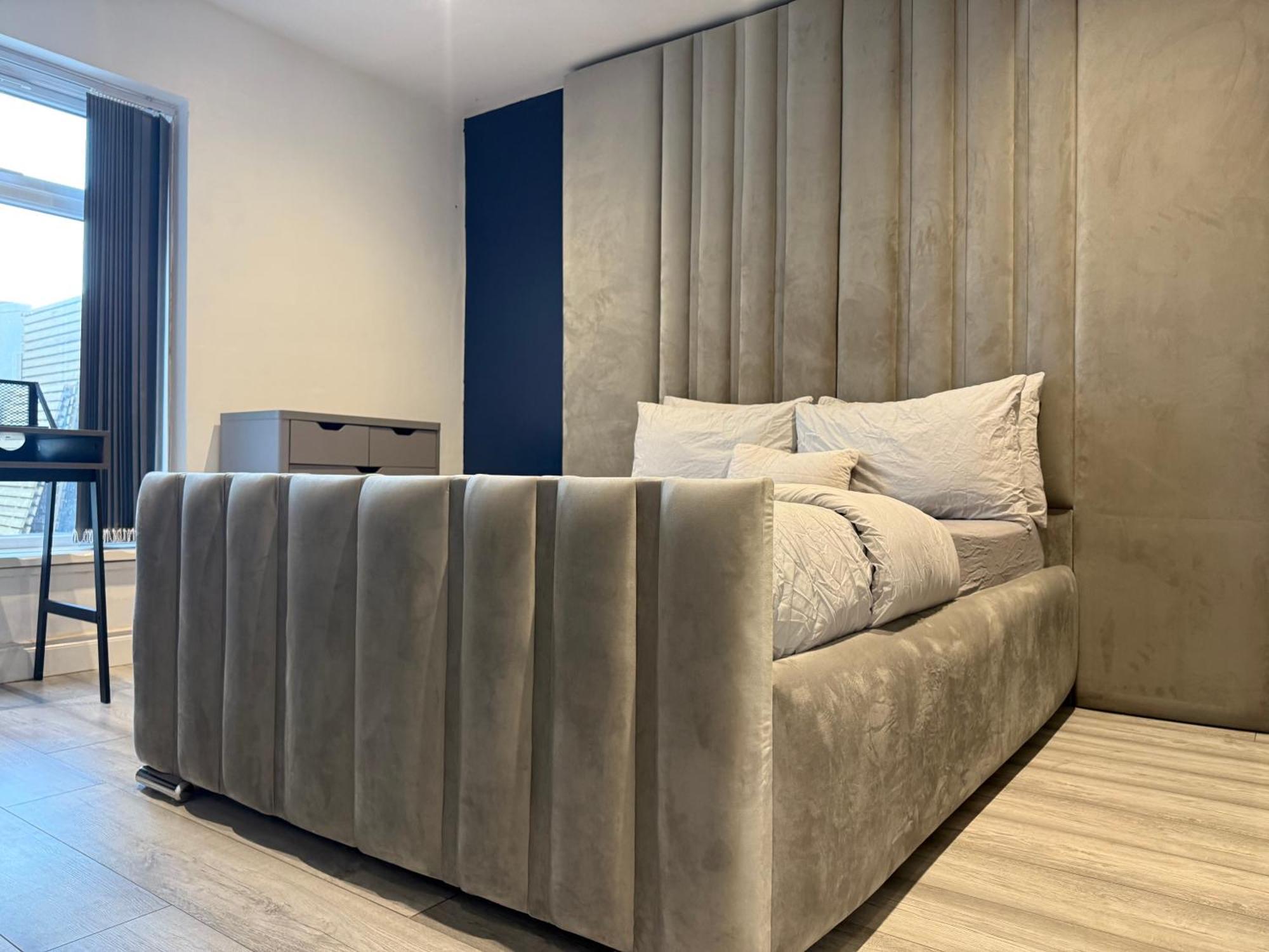 Apartment 5 Bed Town House Within Centre And Sleeps Up To 11 With Sky And Netflix *