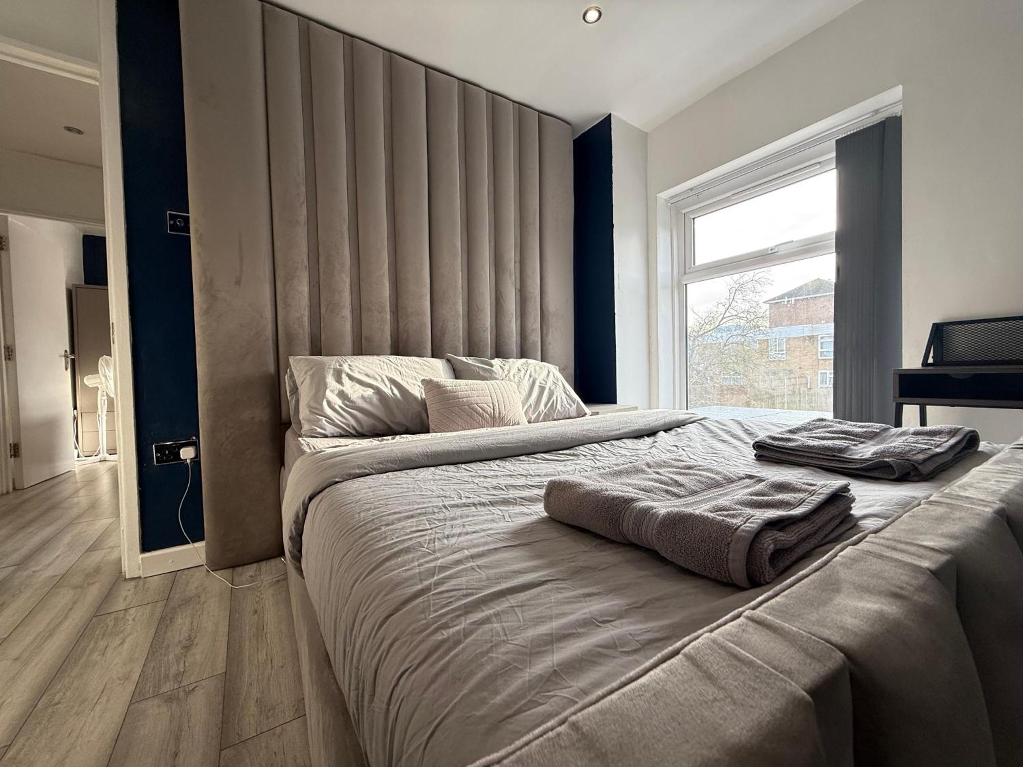 5 Bed Town House Within Centre And Sleeps Up To 11 With Sky And Netflix *