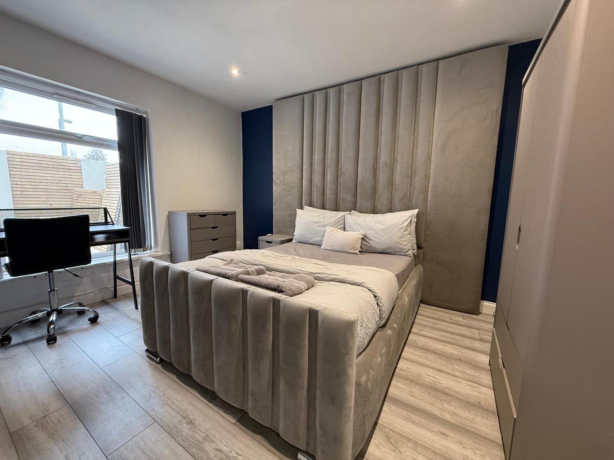 5 Bed Town House Within Centre And Sleeps Up To 11 With Sky And Netflix * Birmingham