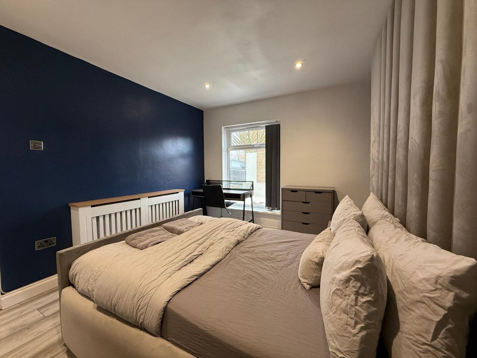 5 Bed Town House Within Centre And Sleeps Up To 11 With Sky And Netflix