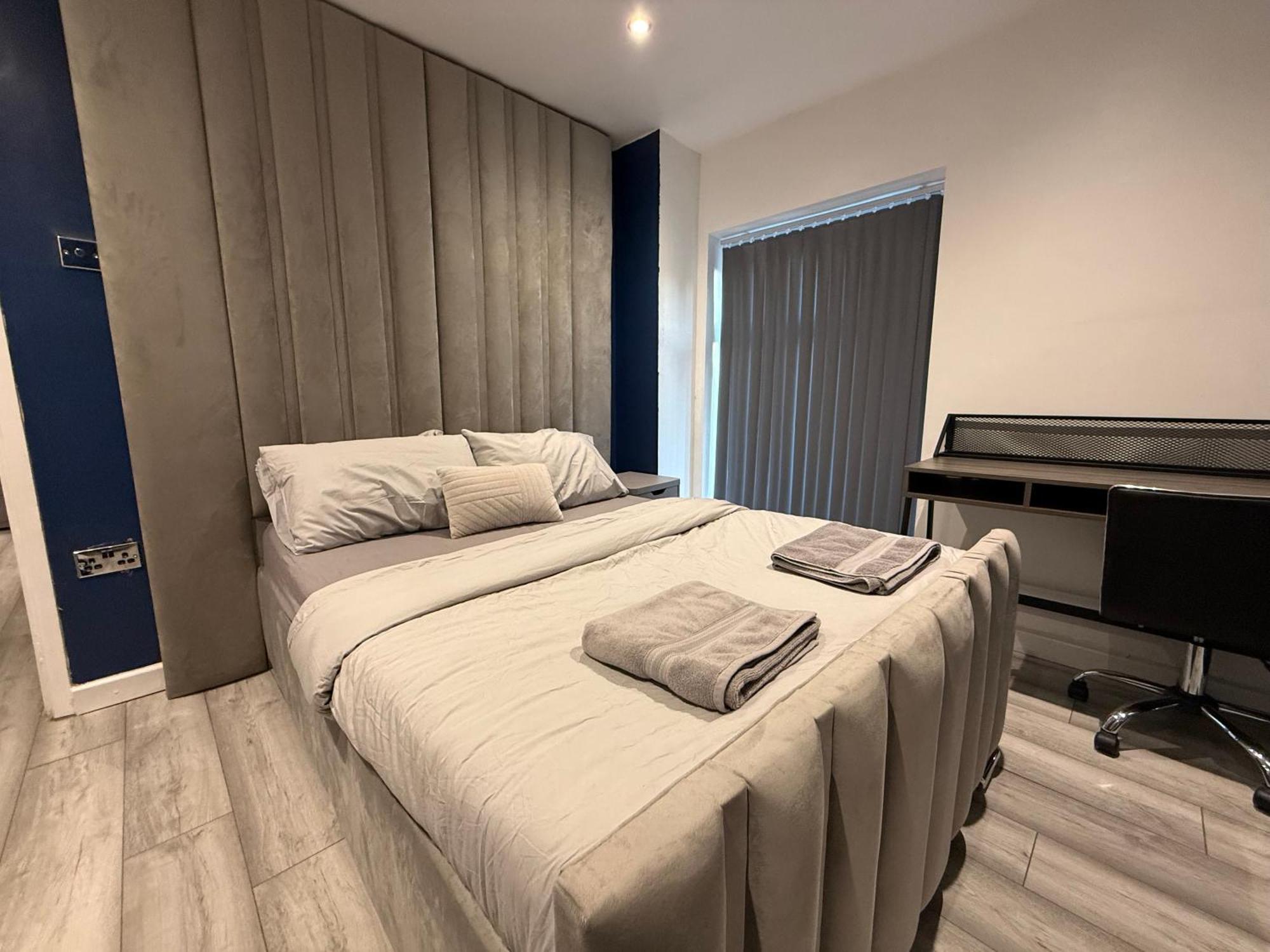 5 Bed Town House Within Centre And Sleeps Up To 11 With Sky And Netflix Apartment