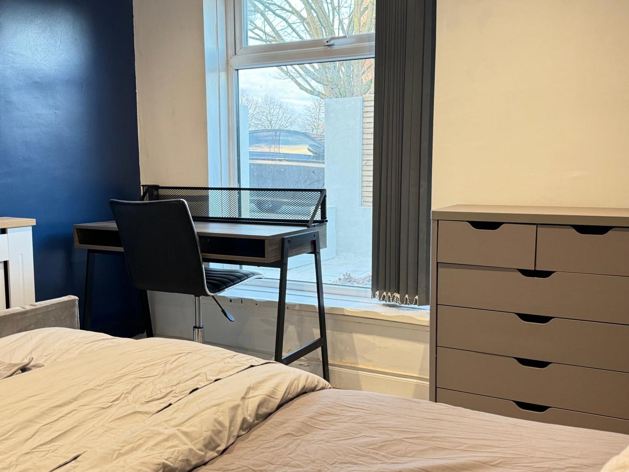 Apartment 5 Bed Town House Within Centre And Sleeps Up To 11 With Sky And Netflix *