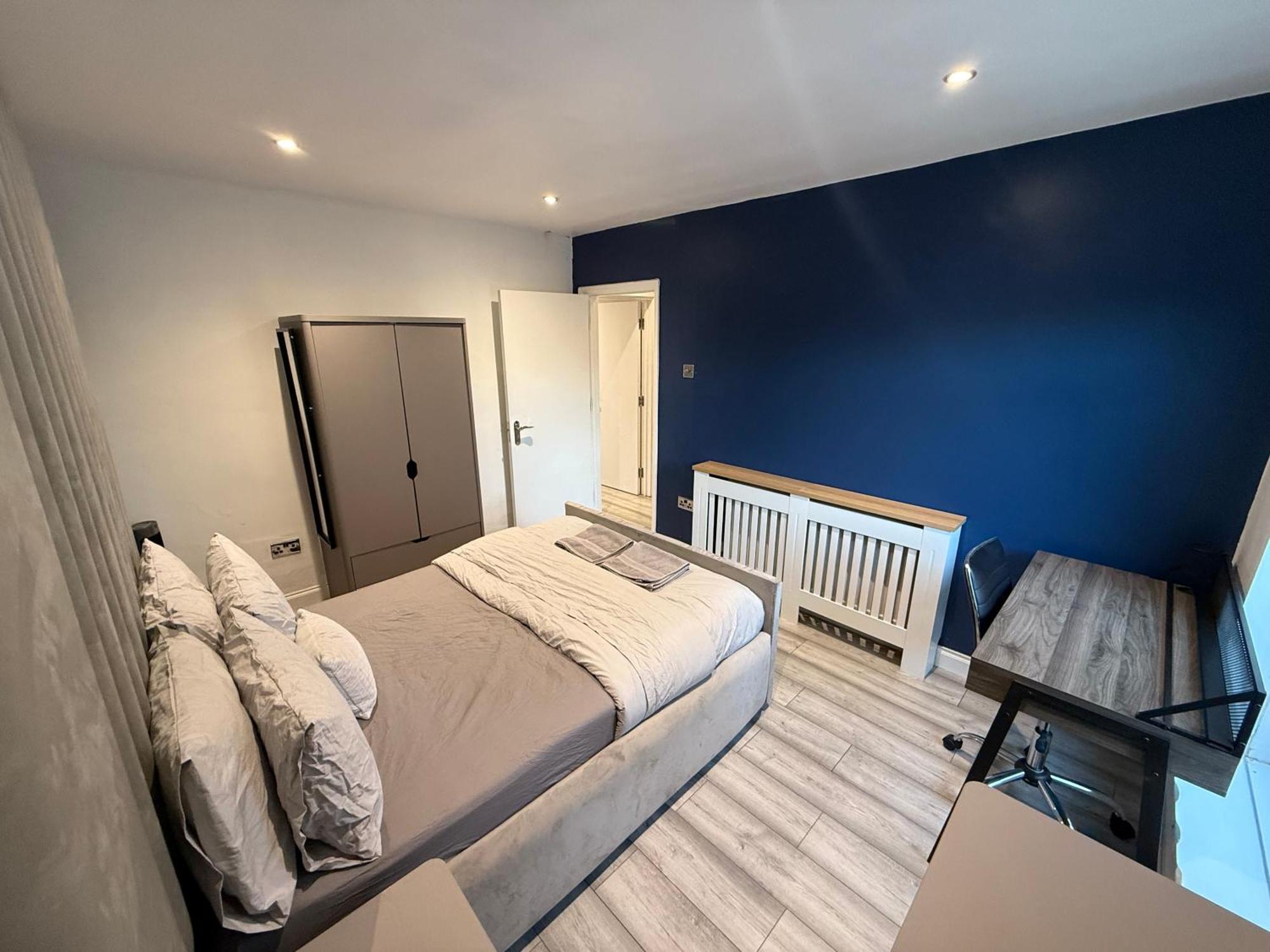 5 Bed Town House Within Centre And Sleeps Up To 11 With Sky And Netflix
