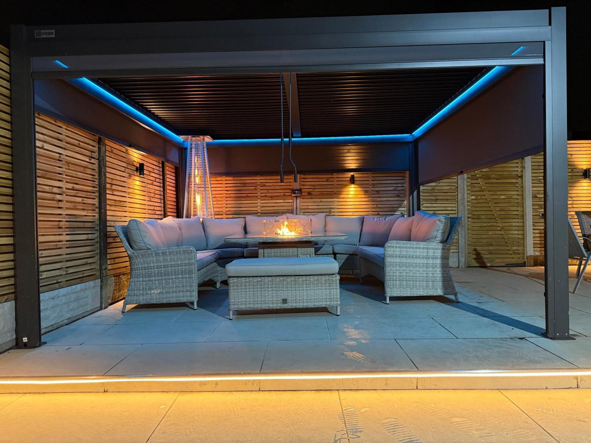 5 Bed Town House Within Centre And Sleeps Up To 11 With Sky And Netflix Apartment